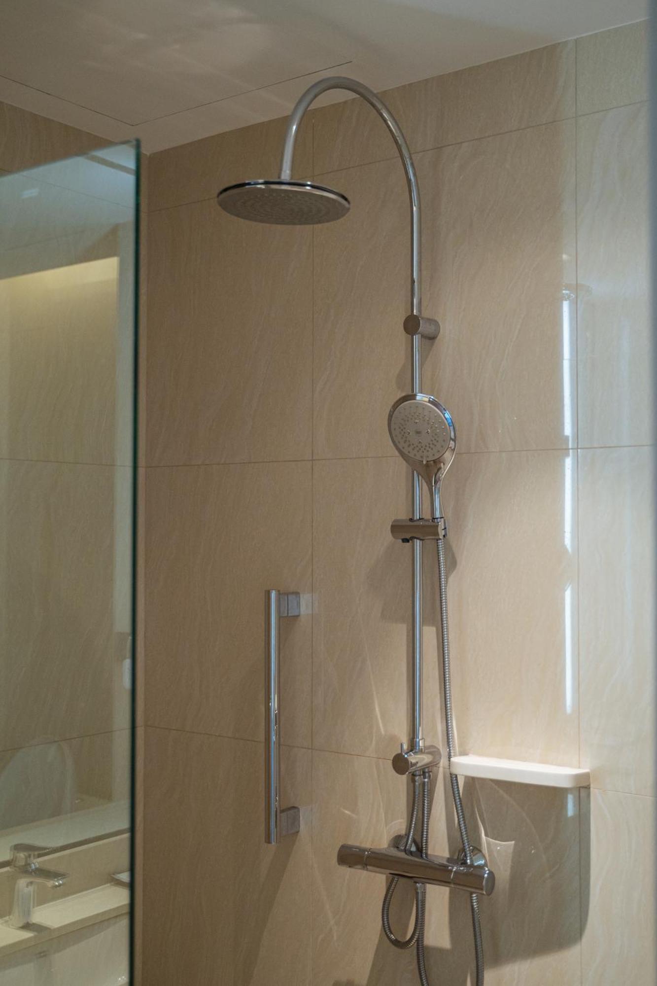 Centre Point Hotel Terminal21 Korat Nakhonratchasima Esterno foto A shower
