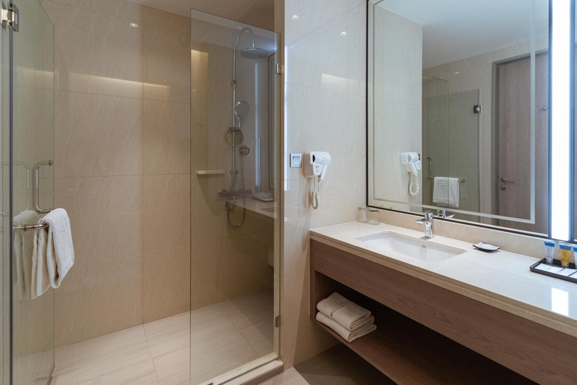 Centre Point Hotel Terminal21 Korat Nakhonratchasima Esterno foto A shower enclosure in a hotel bathroom