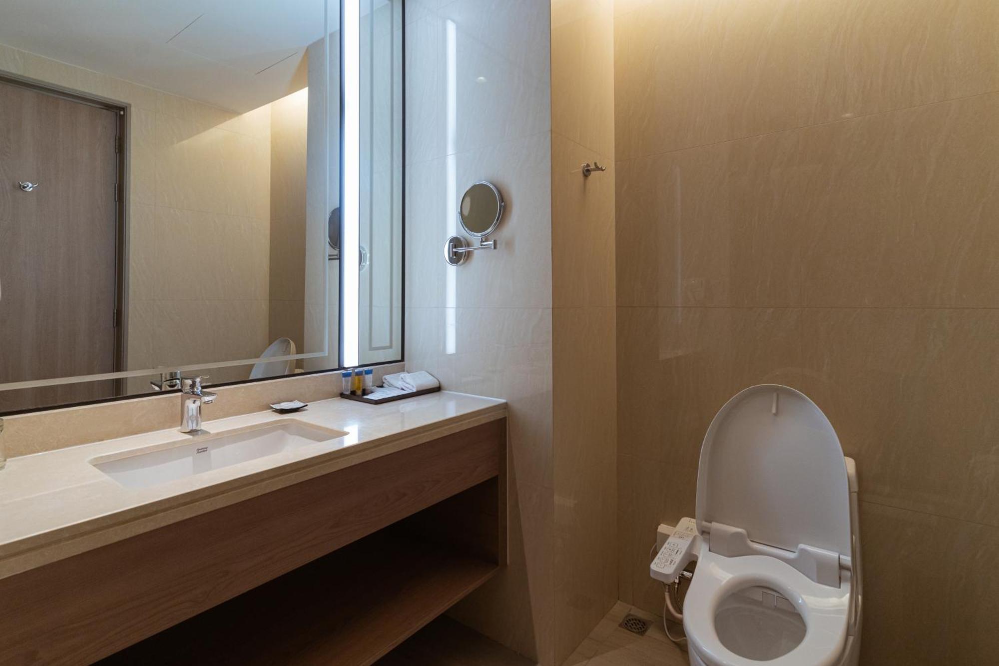 Centre Point Hotel Terminal21 Korat Nakhonratchasima Esterno foto Bathroom
